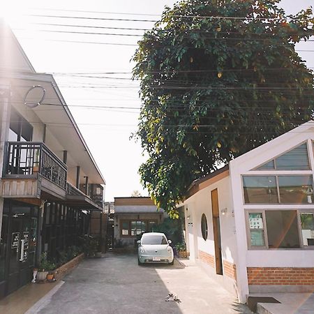 Sleepy House Chiang Rai Bed and Breakfast Exteriör bild